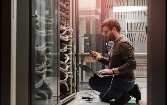 Netzwerktechnik mit Server und Verkabelung – energietec connect GmbH