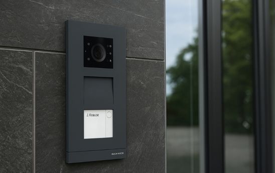 Video-Sprechanlage an einer Haustür – energietec connect GmbH